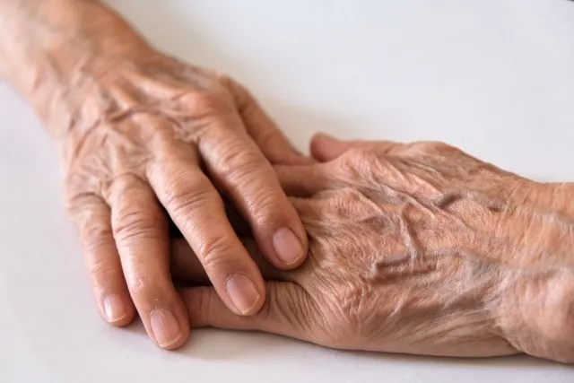 高齢者の手