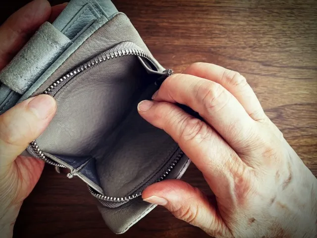 経済的に困窮しているイメージ