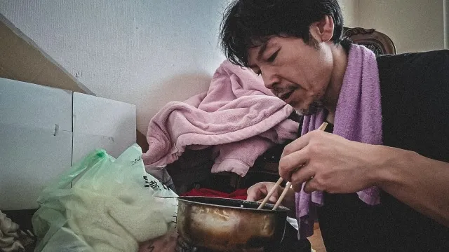 朽ちたベンチが社会から孤立している状況をイメージしている