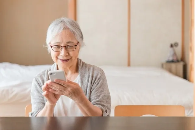 高齢者が見守りアプリを使用しているイメージ