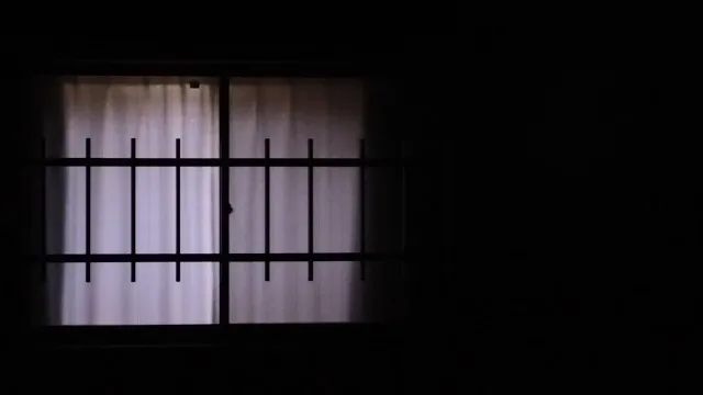 明かりが点いたアパート