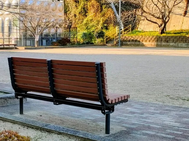 誰もいないベンチ