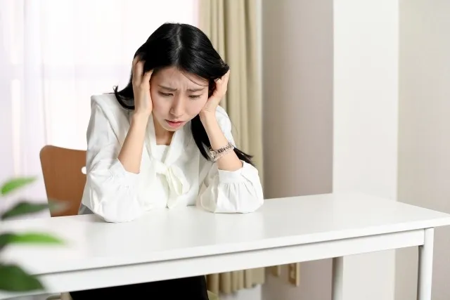 頭を抱えてショックを受ける様子