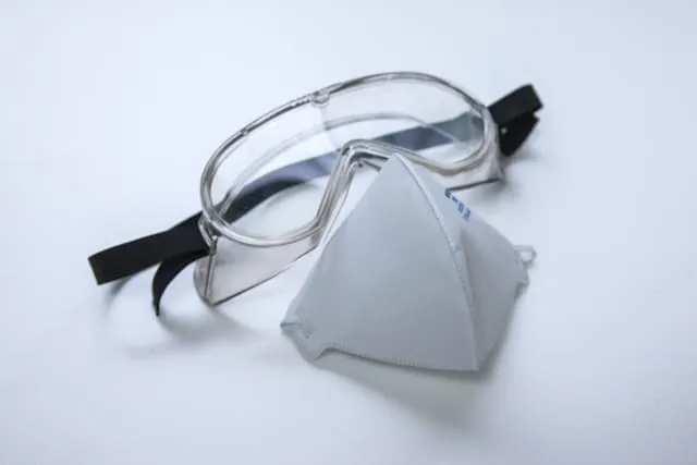 特殊清掃時に使用されるマスクとゴーグル