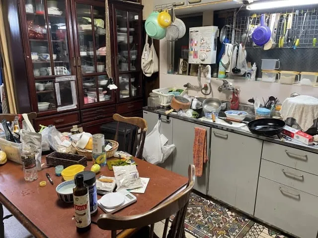 孤独死の原因になりうるゴミが散らかっている部屋