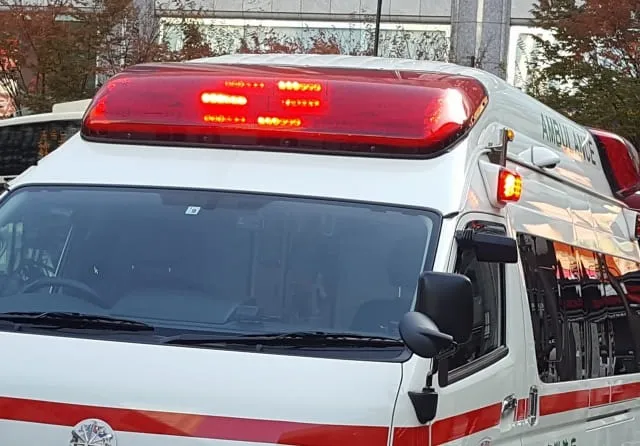 孤独死を発見し、まだ息がありそうなら警察に合わせて救急車も手配