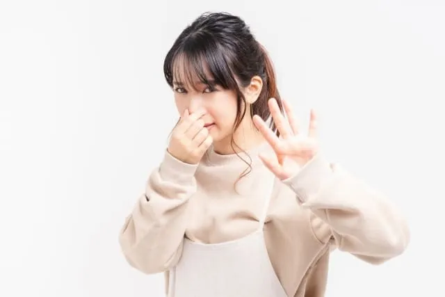 孤独死現場で悩みとして最も多く寄せられる、部屋にこびりついてが取れない異臭