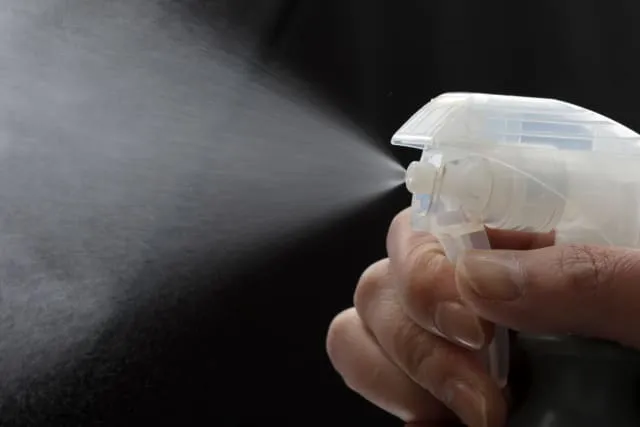 長期間にわたり遺体が放置されることで発生する体液や腐敗物は、感染症の原因となる細菌やウイルスの温床となる