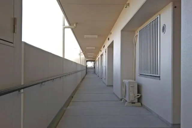 近隣に住んでいる住民が、その部屋の異変に気が付くことがきっかけで孤独死が発覚することもある