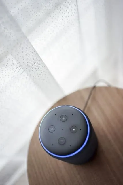 近年では、高齢者の孤独死対策として見守り系IoT機器の導入が広まりつつある