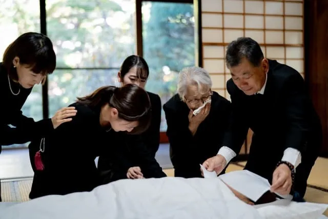 相続人とは、民法上の定めに従い、配偶者や子、親、兄弟姉妹などが該当する