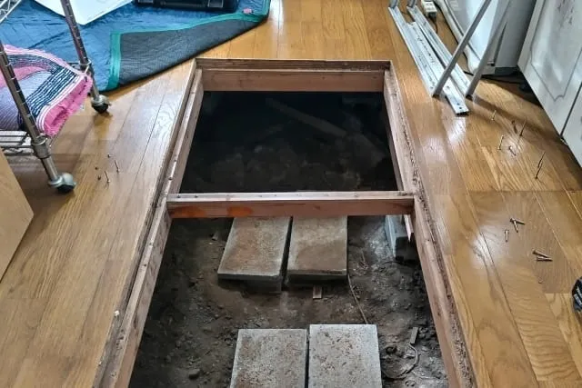 腐敗液は見た目の汚れ以上に、建物内部に深刻な損傷を与える危険な物質